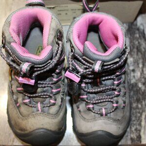 KEEN, TODDLER HIKING BOOT, SIZE 8, GORGOYLE/WILD ORCHID (SLIGHT COLOR VARIATION)